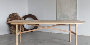 Når vi har færdigbehandlet træet og står med en klar bordplade, går vi videre med at sætte dimensionerne for understellet. Understellet i dette bord er sat sammen med to stave. Her bruger vi en D2 indendørslim der gør samlingerne bestandige. På dette bord har valgt at bruge synlige tapsamlinger, som giver et ærligt indblik i det bagvedliggende håndværk.